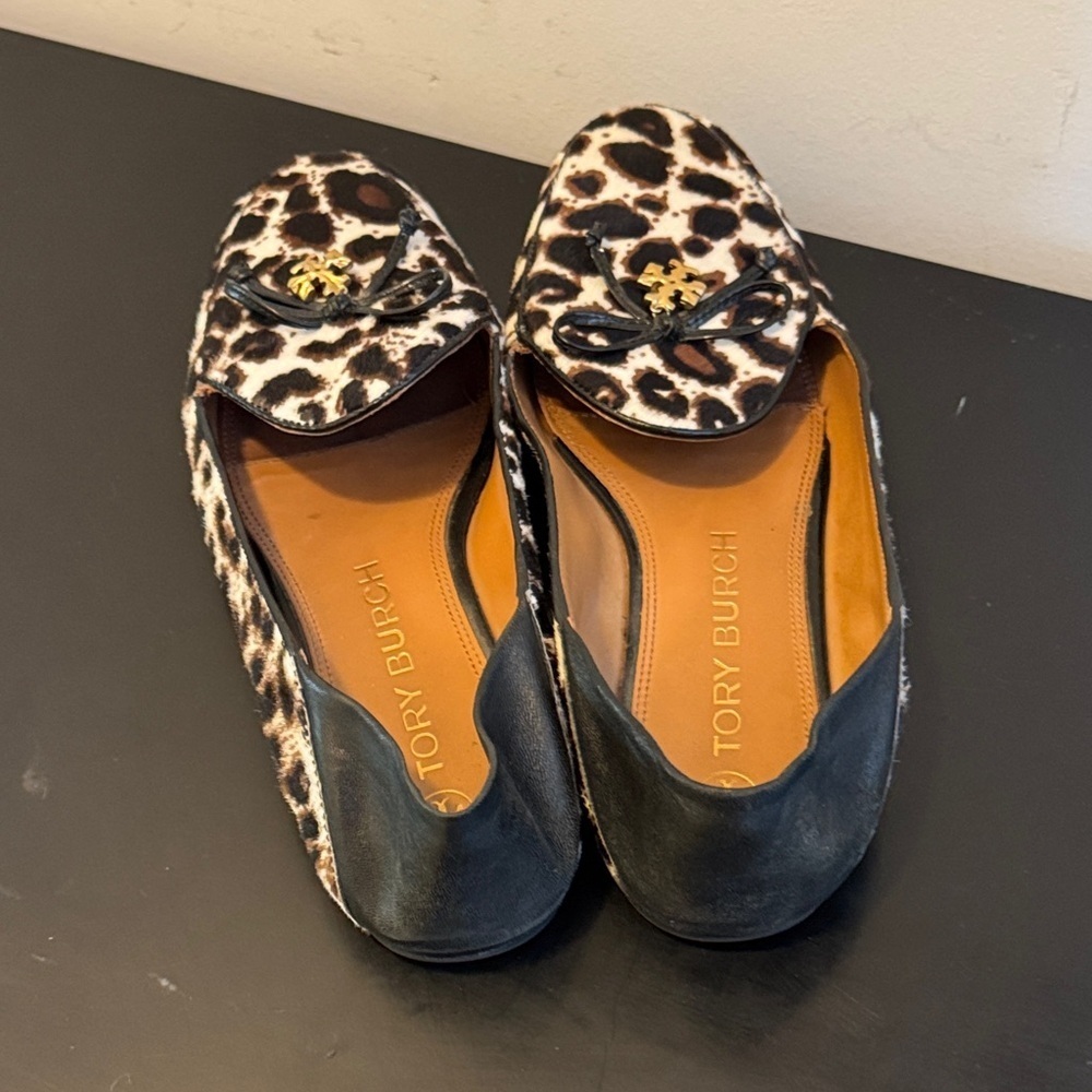 Tory Burch Leopard Print Flats with Black Trim and Flexible Leather Heel - Picture 5 of 11